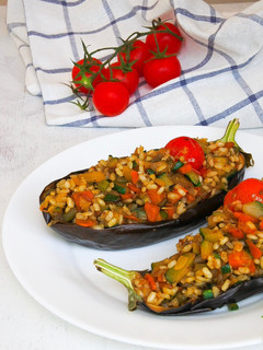 Una foto de Berenjenas rellenas de arroz integral y verduras