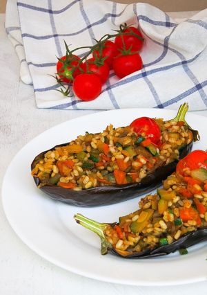 Una foto de Berenjenas rellenas de arroz integral y verduras