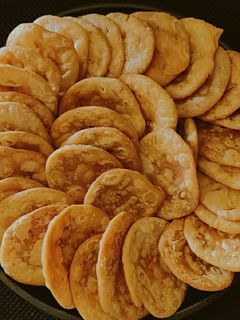 बेसन भरवां मठरी (Besan bharwa mathri recipe in Hindi) रेसिपी मुख्य फोटो