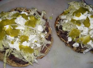 Una foto de Sopes, delicioso antojito mexicano