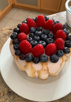 Une photo de Charlotte aux fruits et mascarpone