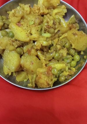 गोभी मटर आलू की सब्ज़ी(gobhi matar aloo ki sabzi recipe in hindi) रेसिपी मुख्य फोटो