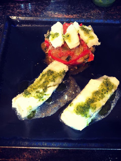 Una foto de Bacalao a la plancha con timbal de verduras