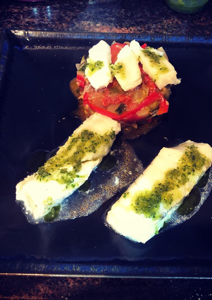 Una foto de Bacalao a la plancha con timbal de verduras
