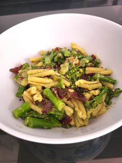 Una foto de Casarecce pasta con bimi, pesto y jamón