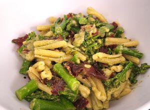 Una foto de Casarecce pasta con bimi, pesto y jamón
