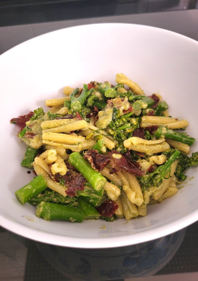 Una foto de Casarecce pasta con bimi, pesto y jamón