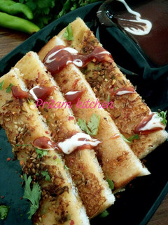 सूजी स्टिक विथ चीज़ डीप (Suji stick with cheese dip recipe in Hindi) रेसिपी मुख्य फोटो