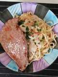Tallarines en salsa de champignones con bistec Montado