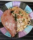 Tallarines en salsa de champignones con bistec Montado