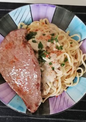Una foto de Tallarines en salsa de champignones con bistec Montado