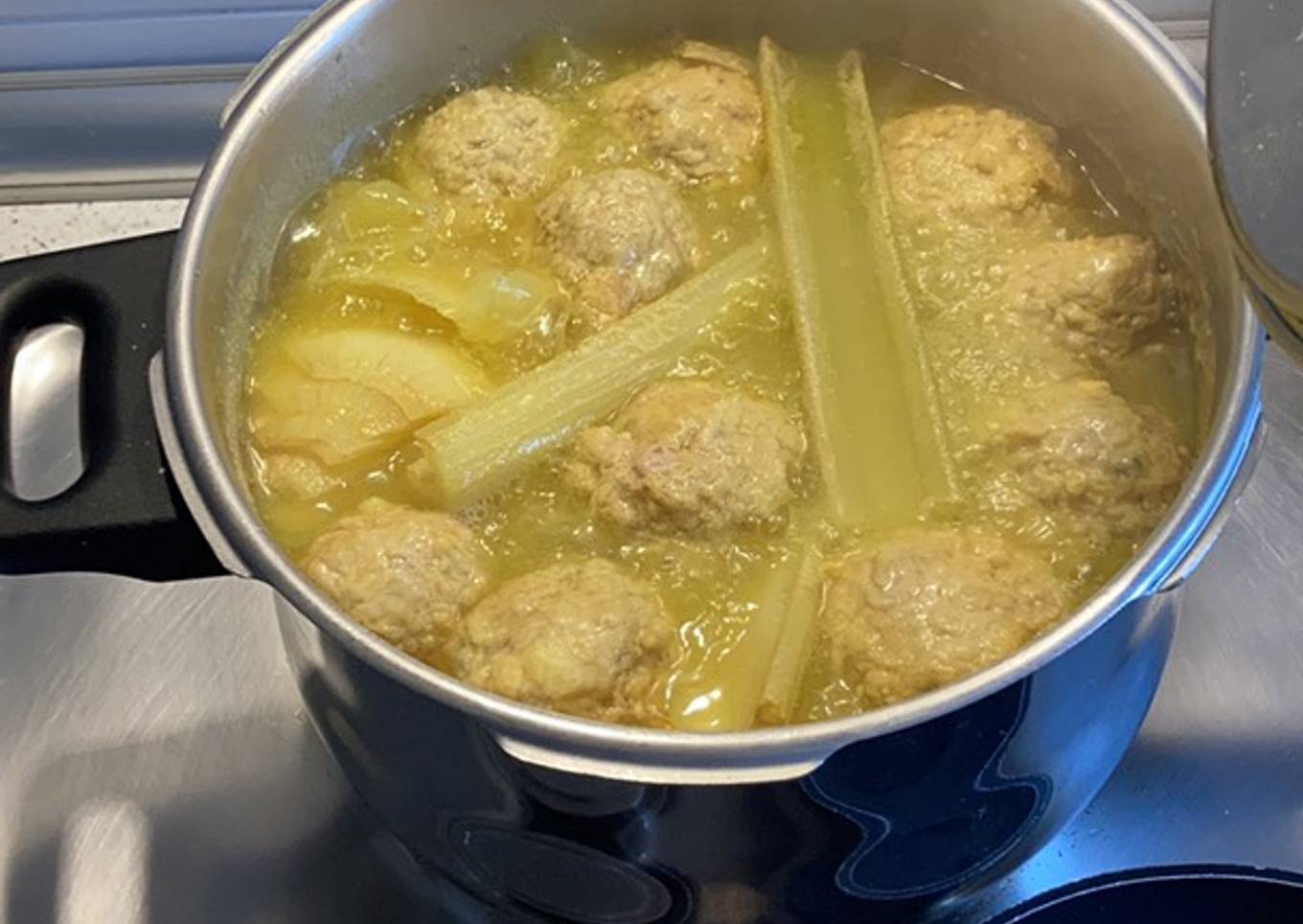 Caldo con “pelotas”