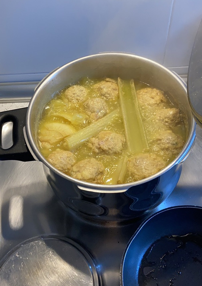 Una foto de Caldo con “pelotas”