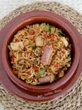 Cazuela de fideos con pollo, salchichas y verduras