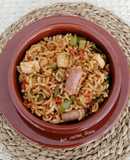 Cazuela de fideos con pollo, salchichas y verduras