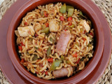 Cazuela de fideos con pollo, salchichas y verduras