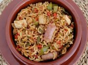 Una foto de cazuela de fideos con pollo