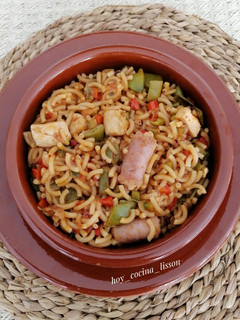 Una foto de Cazuela de fideos con pollo, salchichas y verduras