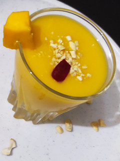 मैंगो मिल्क शेक (mango milk shake recipe in Hindi) रेसिपी मुख्य फोटो