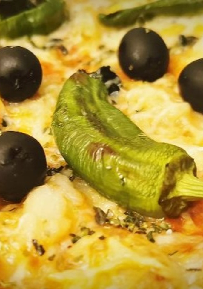 Una foto de Pizza de Bacalao con Pimientos de Padrón y Aceitunas