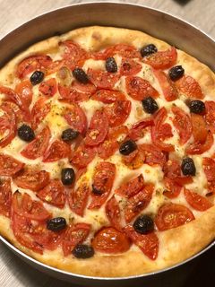 Foto di Focaccia di patate con pomodorini e olive