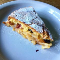Apple & Blackberry Cake (Sharlotka) A picture of Apple & Blackberry Cake (Sharlotka).