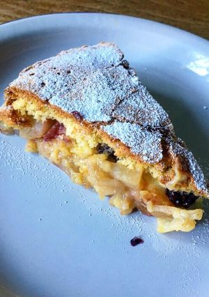 A picture of Apple & Blackberry Cake (Sharlotka).