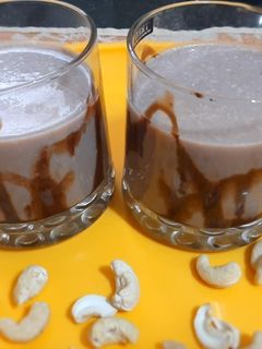 ચોકલેટ બનાના શેક (Chocolate Banana Milkshake Recipe In Gujarati) રેસીપી મુખ્ય ફોટો