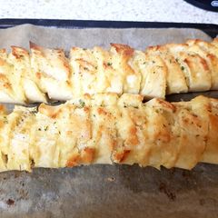 A picture of My Garlic Cheese Bread. 😘.