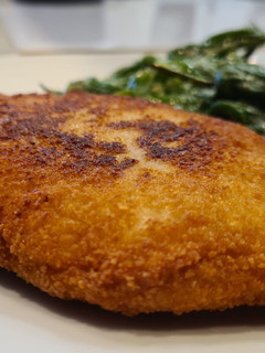 Una foto de Libro de pollo relleno de champiñones, queso y lacón