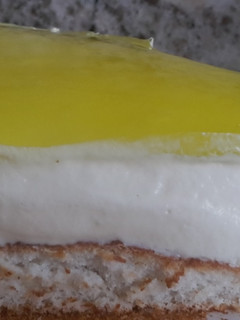 Foto principal de Tarta mousse de limón con bizcocho de almendras
