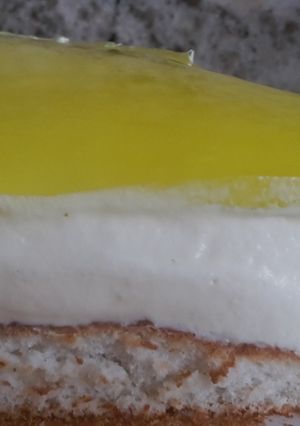 Foto principal de Tarta mousse de limón con bizcocho de almendras