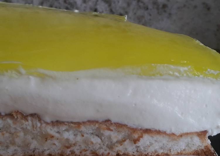 Tarta mousse de limón con bizcocho de almendras