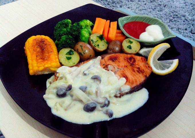 Cara Gampang Menyiapkan Salmon steak white gravy with mushroom Anti Gagal