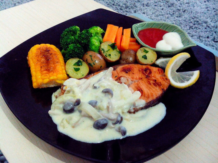 Cara Gampang Menyiapkan Salmon steak white gravy with mushroom Anti Gagal