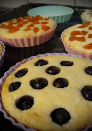 Túrós piskóta gyümölcsökkel recept fotója
