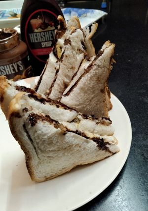 A picture of Chocolate sandwich.