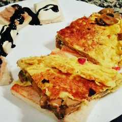 Una foto de Tostas de tortilla de champiñones al ajillo