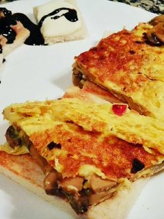 Una foto de Tostas de tortilla de champiñones al ajillo