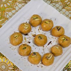 A picture of Besan ladoo.