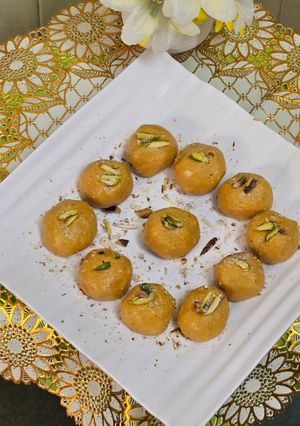 A picture of Besan ladoo.