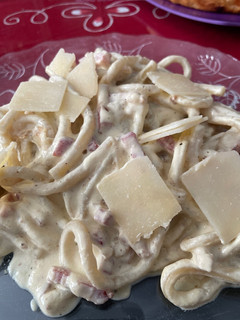 Una foto de Pasta fresca con salsa cremosa y bacon