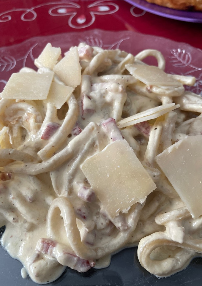 Una foto de Pasta fresca con salsa cremosa y bacon