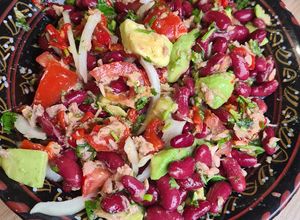 Une photo de Salade mexicaine / haricot rouge 🥑🌶🍅