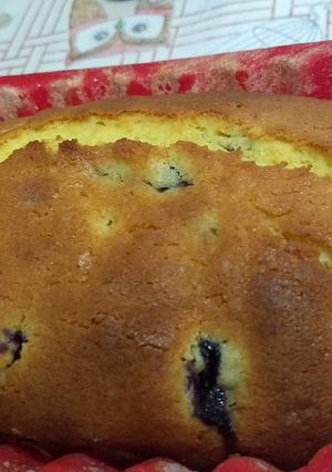 Una foto de Budín de limón y arándanos 🍋🍑