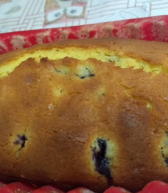 Una foto de Budín de limón y arándanos 🍋🍑