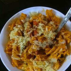 A picture of Cheesey pasta.