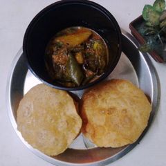 A picture of Bong style flat bread with potato curry.