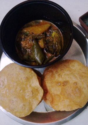 A picture of Bong style flat bread with potato curry.