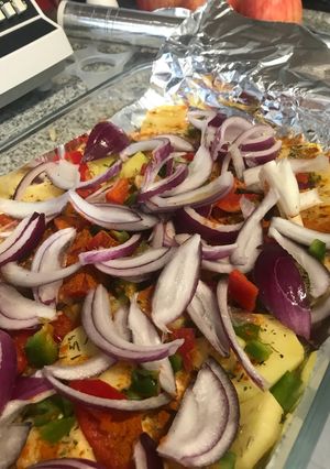 Una foto de Papas al horno con tutifruti de colores de verduras 😗